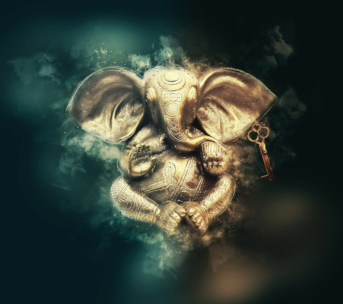 Kleiner goldener Ganesha schwebt im Nebel - Tantra