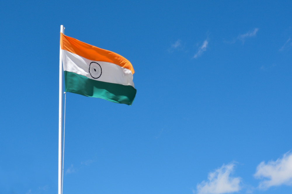 Die Flagge Indiens vor blauem Himmel - Sanskrit