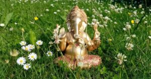 Ganesha in Blumenwiese - keine Grenzen