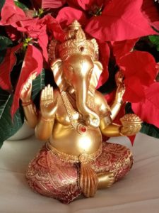 Ganesha vor weihnachtlichen Blumen