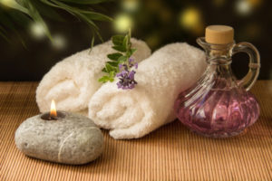 Handtücher und Massageöl - Berührungscoaching